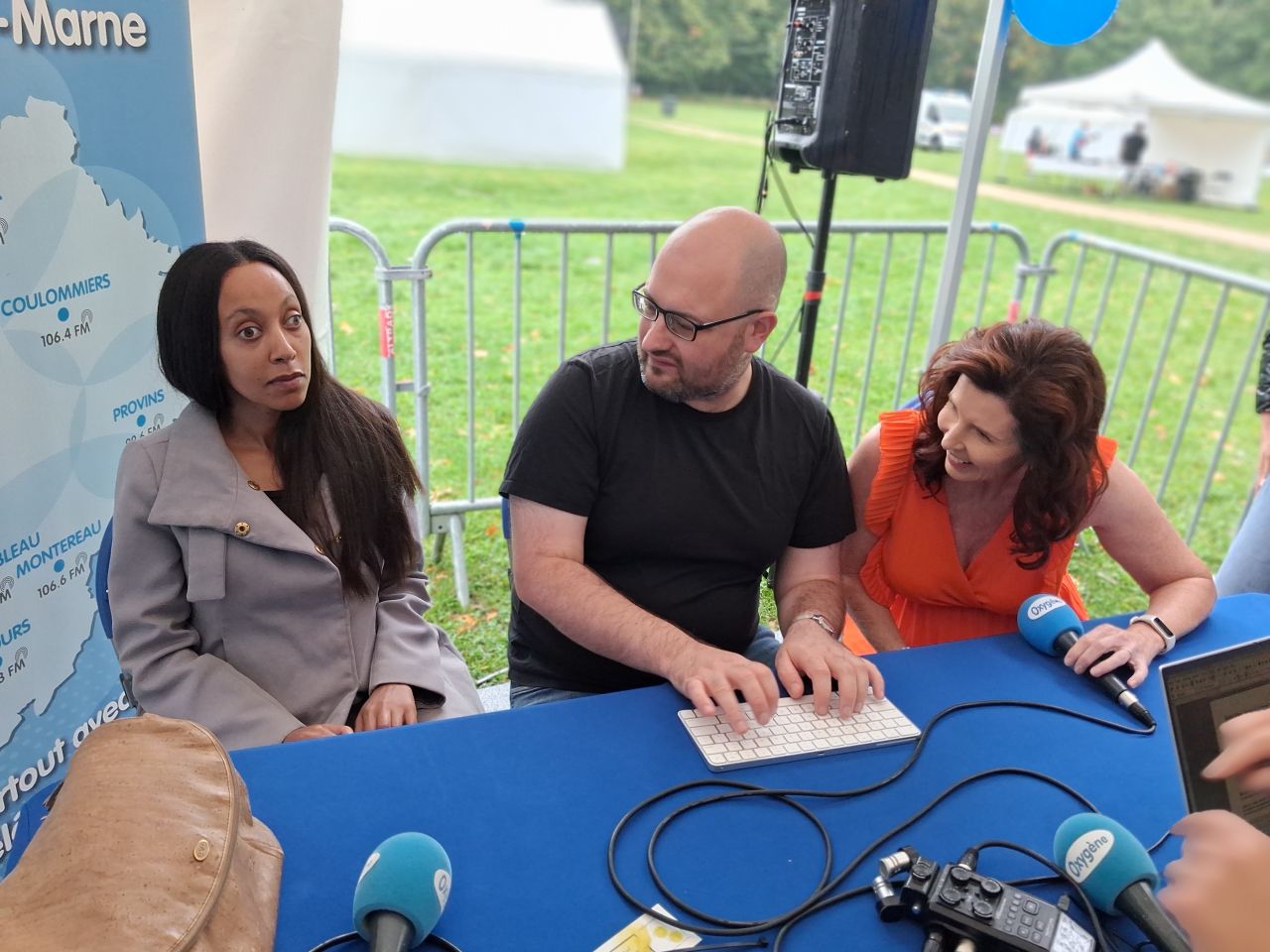 Haben Girma, son traducteur Gordon et notre ambassadrice Maria Doyle, lors d'une interview à la radio, dans le cadre du bicentenaire du braille à Coupvray