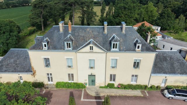 Terre Neuve bâtiment vu de face en contre plongée