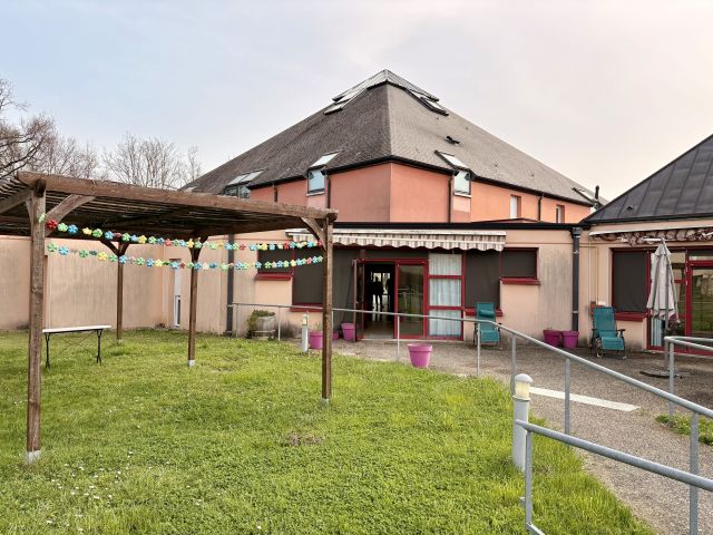 Arrière du bâtiment avec jardin