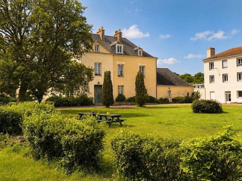 Bâtiment de Terre Neuve avec l'extérieur au soleil
