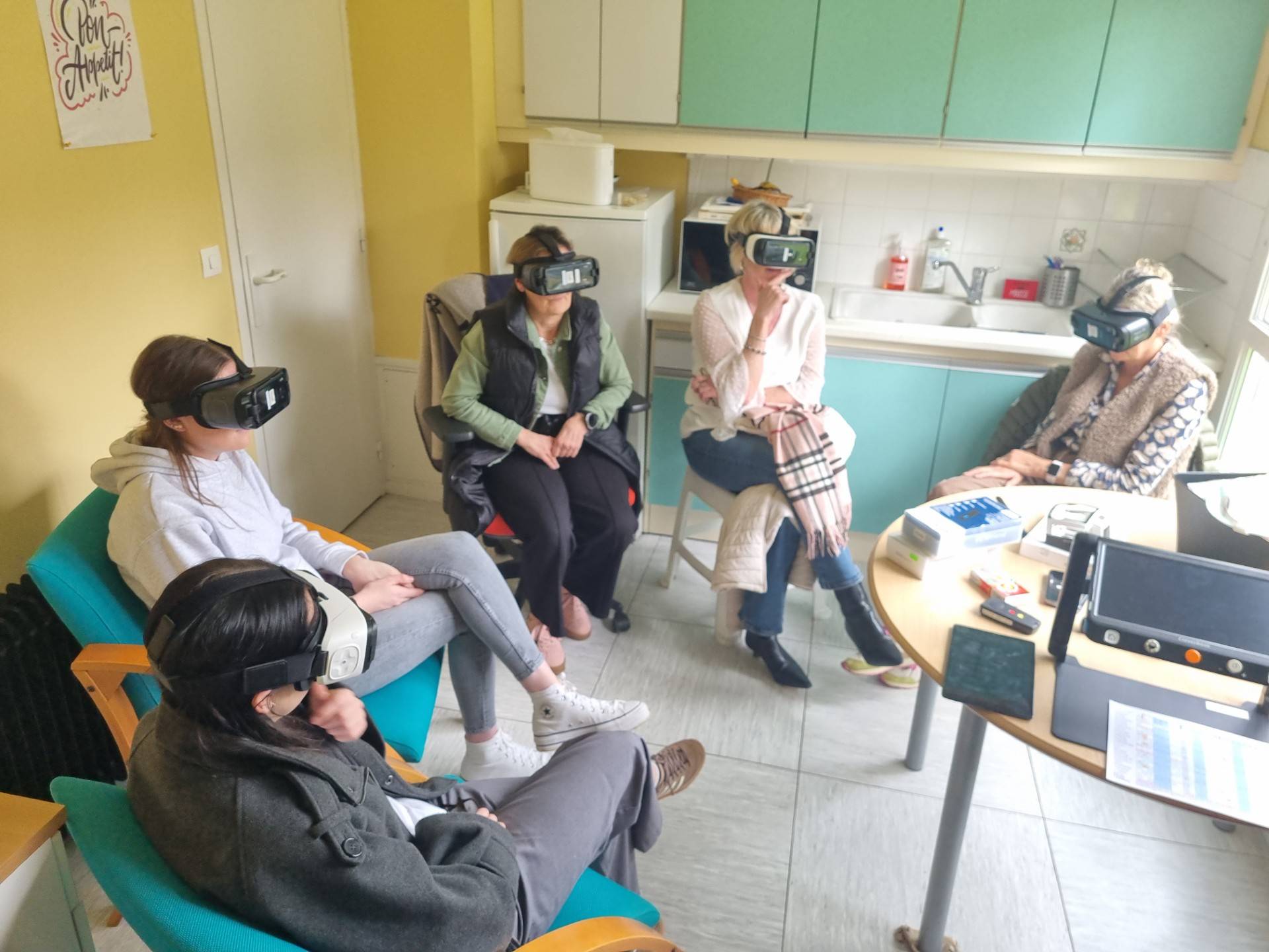 Personnes assises en rond avec des lunettes de réalité virtuelles