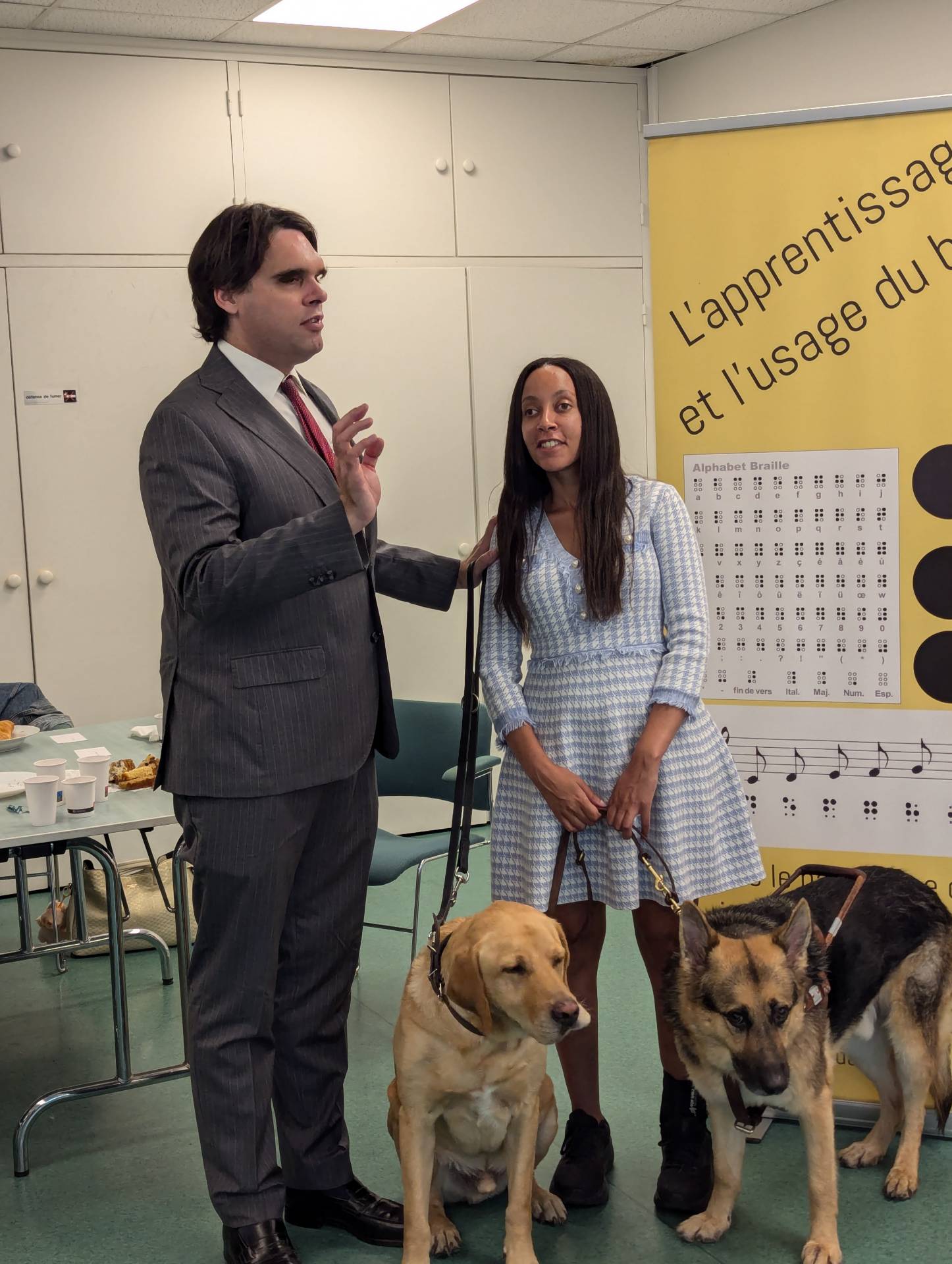 Haben Girma et son chien guide Mylo, avec notre président Matthieu Juglar et son chien guide Rider