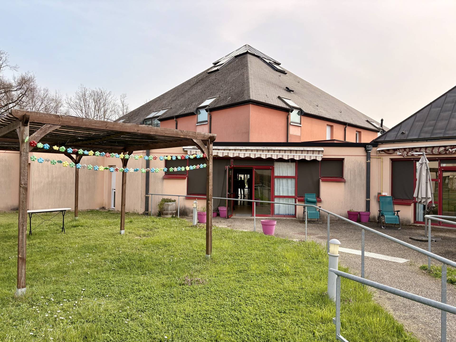 Arrière du bâtiment avec jardin